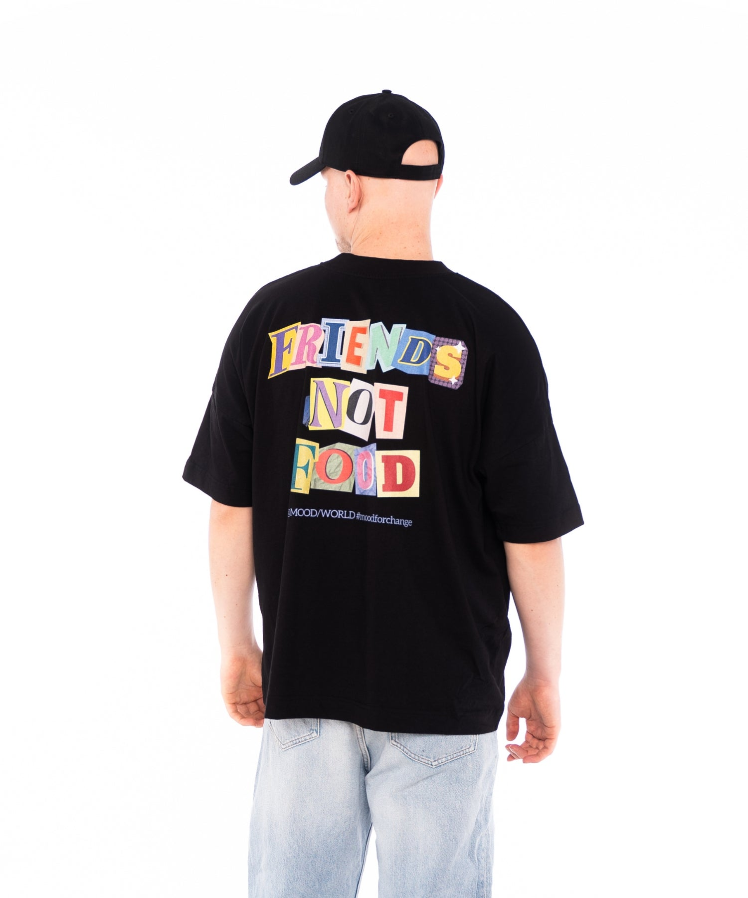 'FRIENDS NOT FOOD - WAVE' Organic Oversize Shirt in der Farbe White getragen von einem weiblichen Model