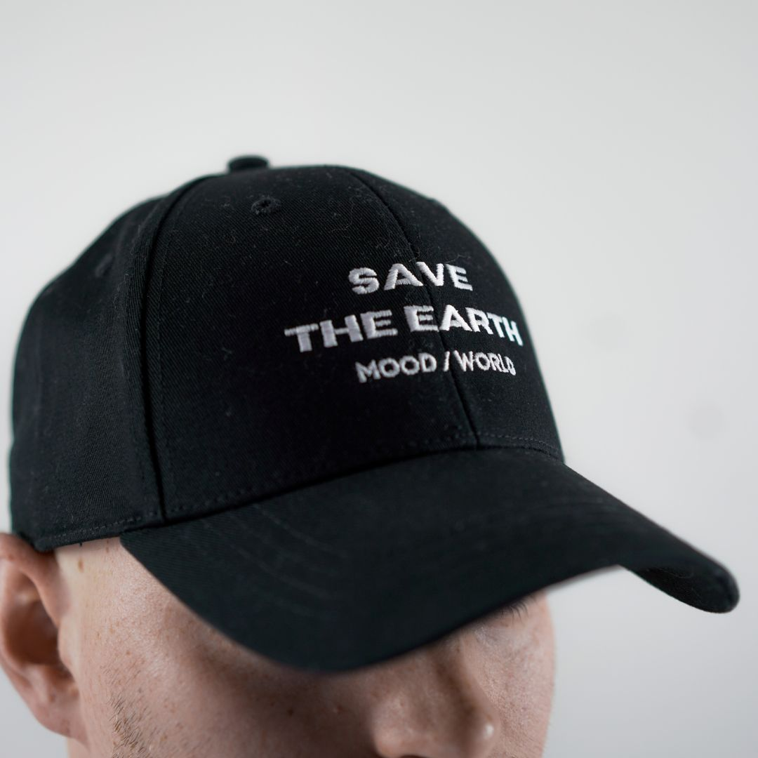 Kategoriebild von Alle Accessoires: 'SAVE TH EARTH' Organic Baseball-Cap in der Farbe Black getragen von einem männlichen Model