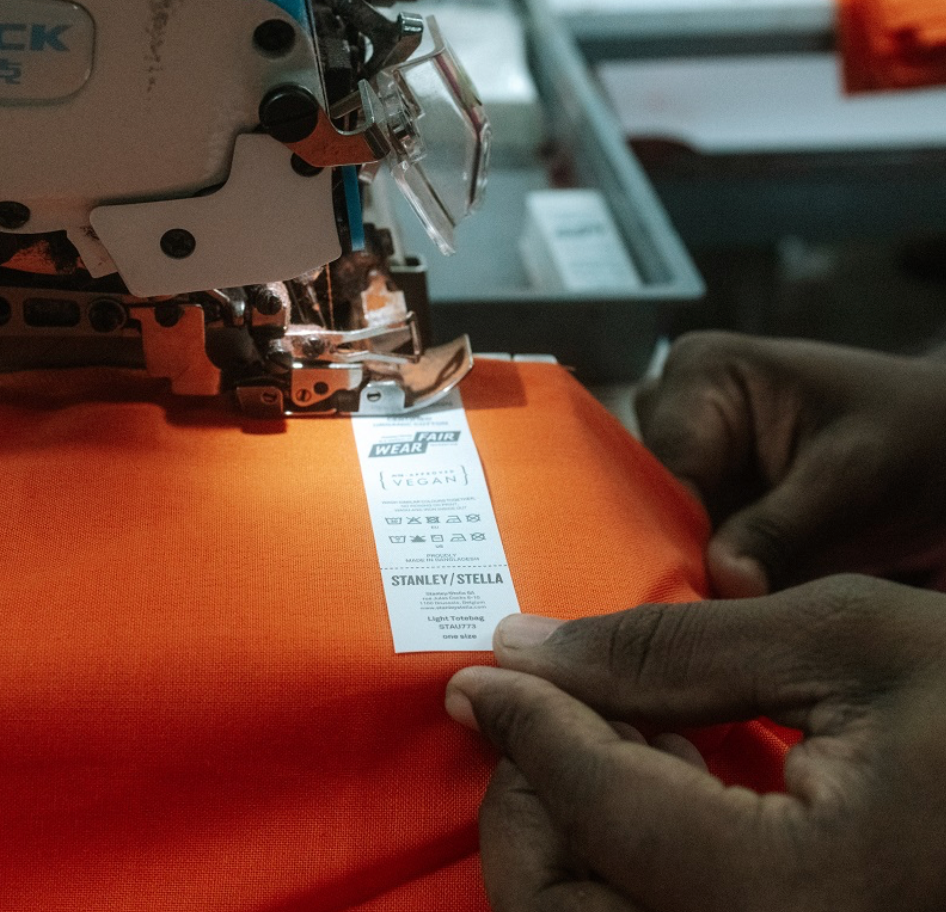 Etikett mit Zertifizierungen nach Standards wie OEKO-TEX®, GRS und GOTS, sind PETA-zertifiziert und Mitglieder der Fair Wear Foundation