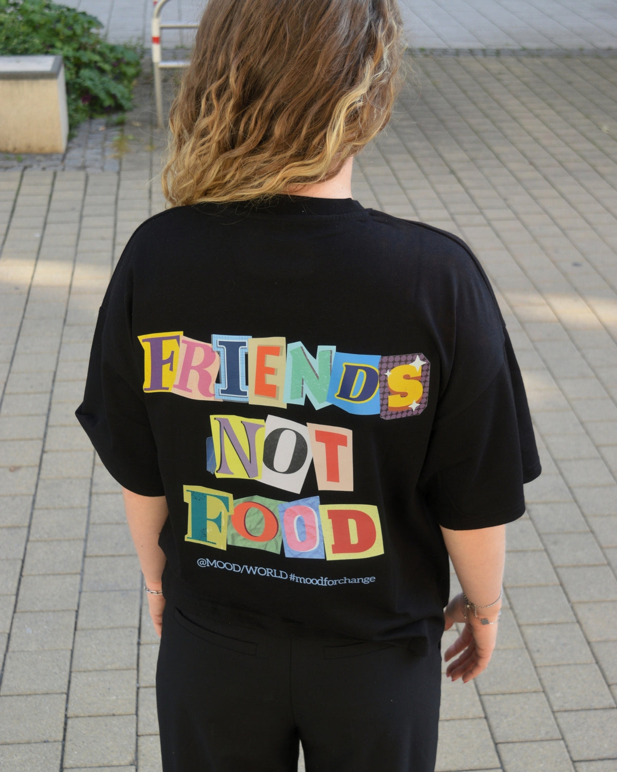 'FRIENDS NOT FOOD Letters' - Organic Oversize Shirt