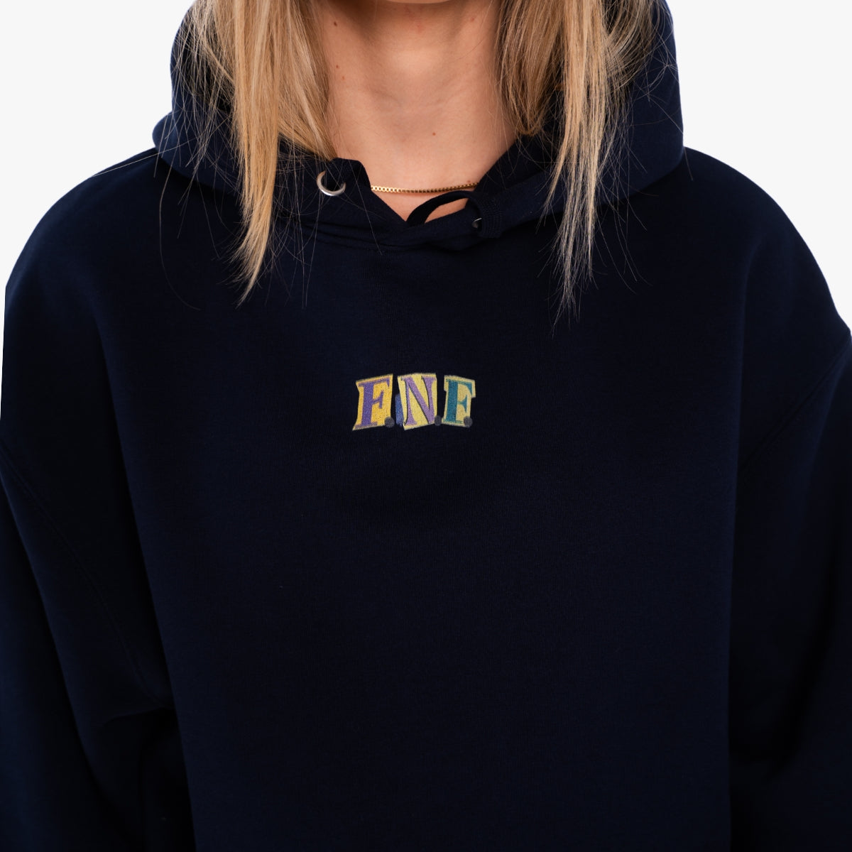 'FRIENDS NOT FOOD Letters' Organic Oversize Hoodie in der Farbe French Navy als Front Nahaufnahme getragen von einem weiblichem Model