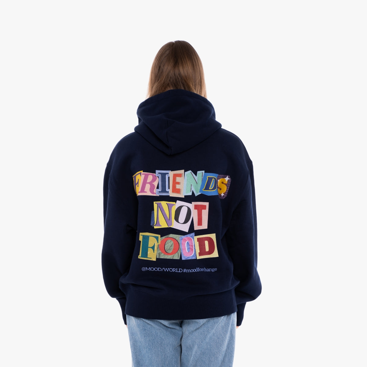 'FRIENDS NOT FOOD Letters' Organic Oversize Hoodie in der Farbe French Navy als Back Nahaufnahme getragen von einem weiblichem Model