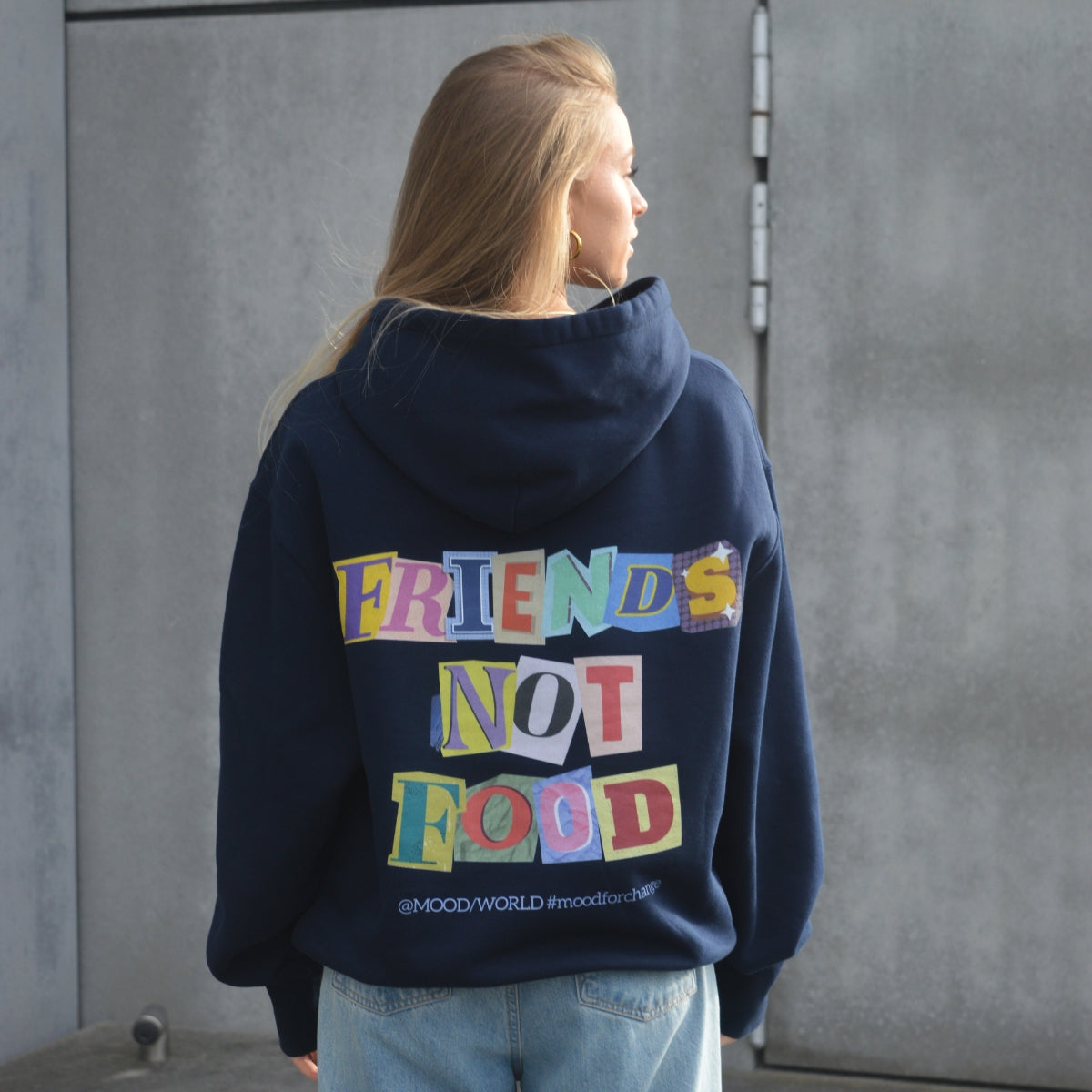 'FRIENDS NOT FOOD Letters' Organic Oversize Hoodie in der Farbe French Navy als Back Nahaufnahme getragen von einem weiblichem Model