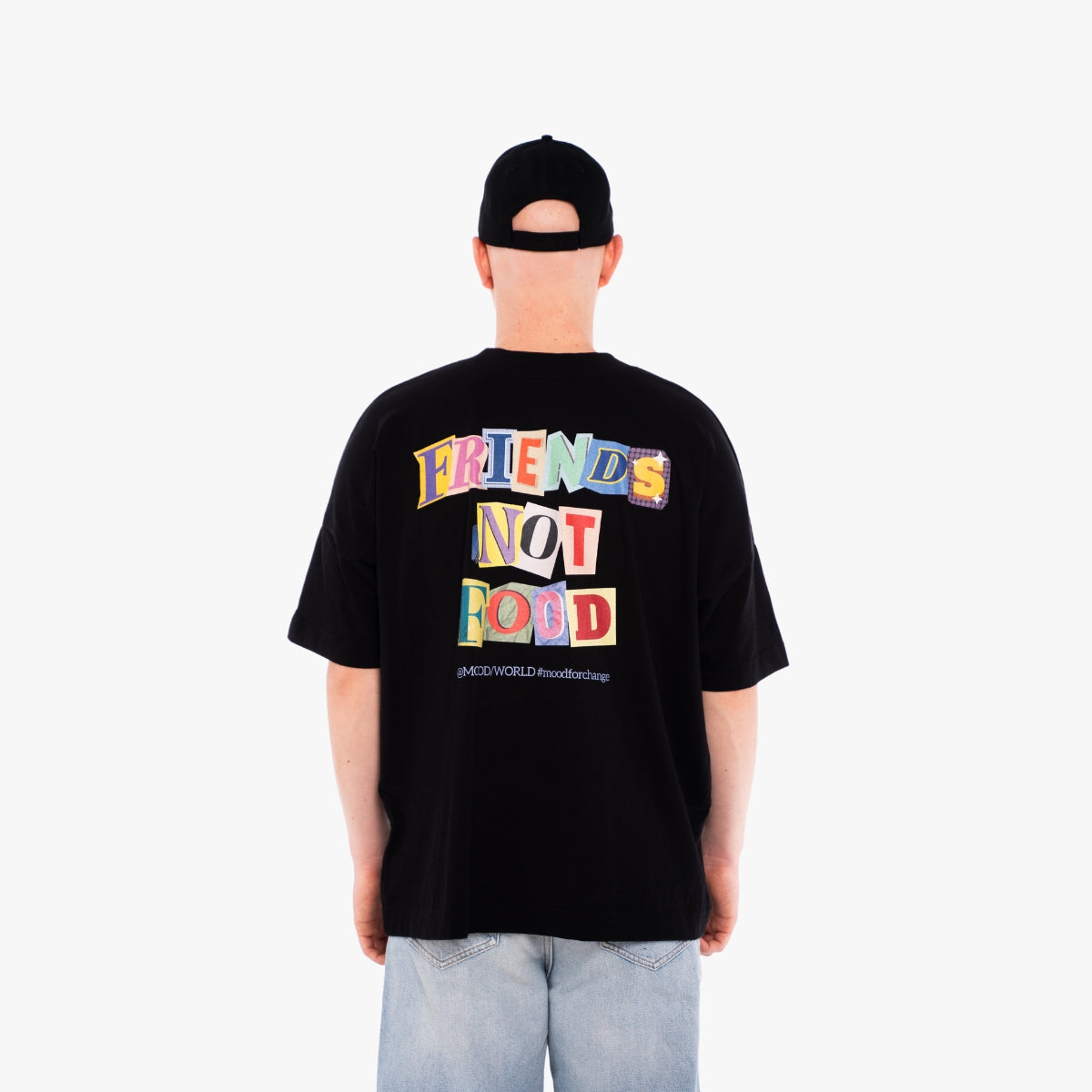 'FRIENDS NOT FOOD Letter' Organic Oversize Shirt in der Farbe Black als Back Nahaufnahme getragen von einem männlichen Model