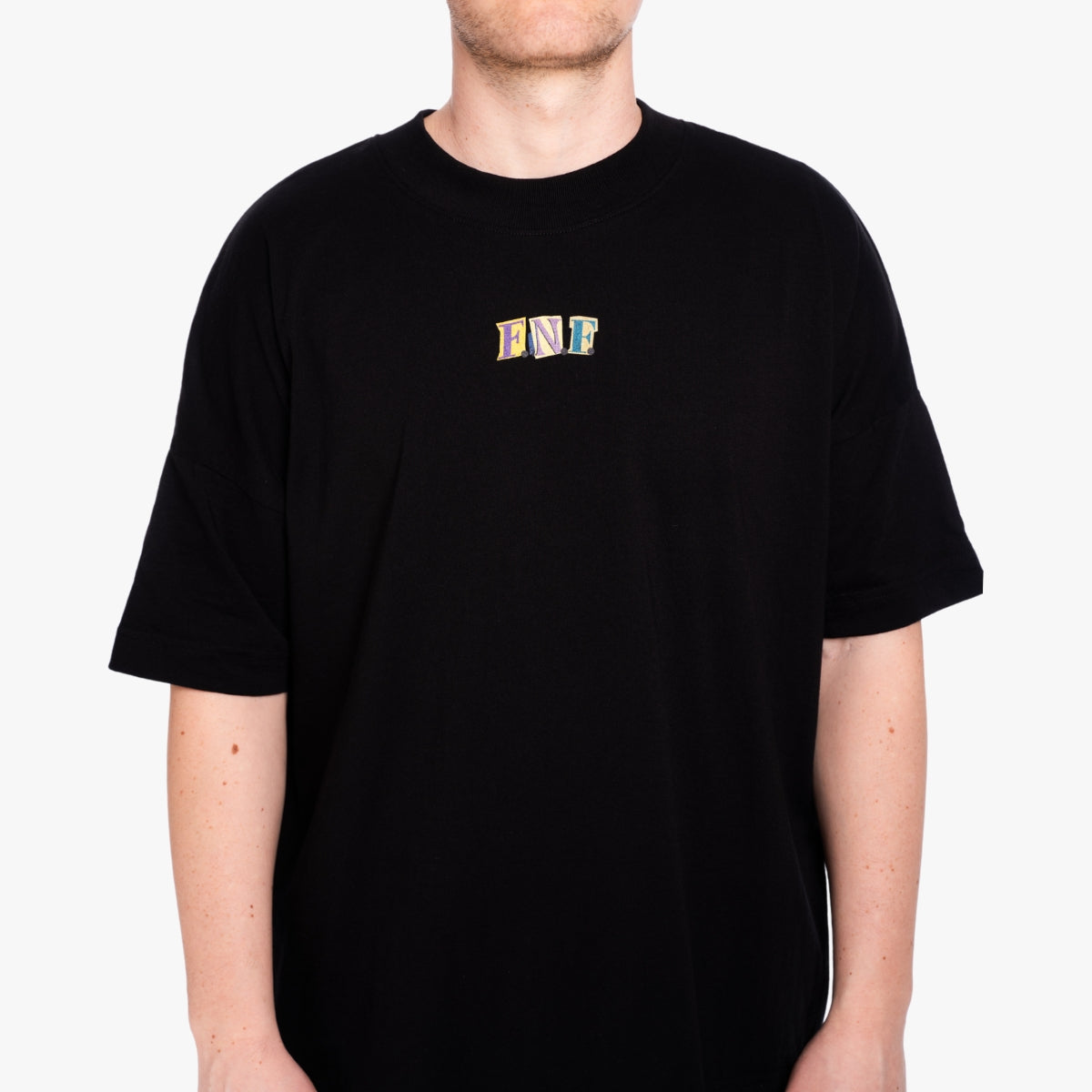 'FRIENDS NOT FOOD Letter' Organic Oversize Shirt in der Farbe Black als Front Nahaufnahme getragen von einem männlichen Model