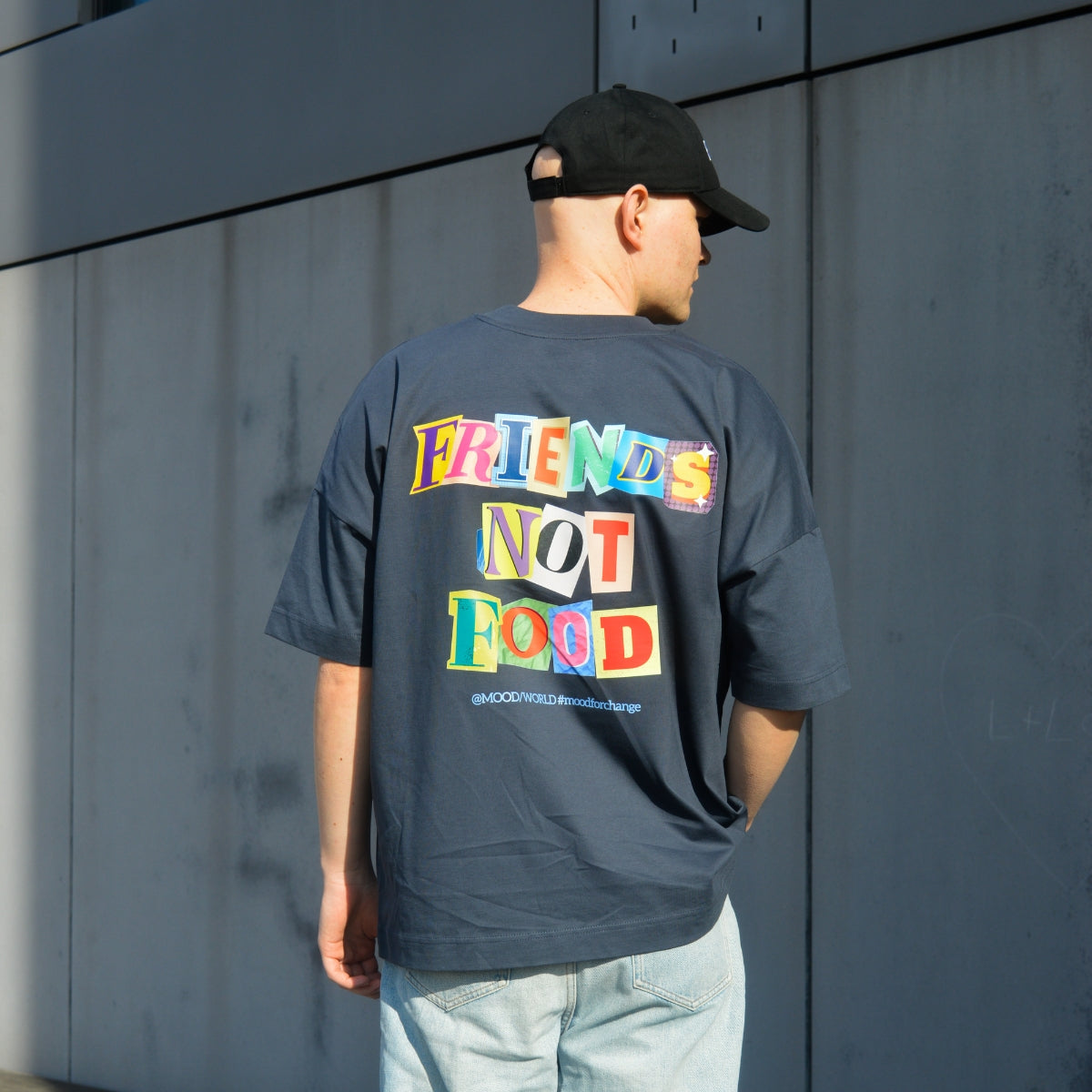 'FRIENDS NOT FOOD Letter' Organic Oversize Shirt in der Farbe India Ink Grey als Back Nahaufnahme getragen von einem männlichen Model
