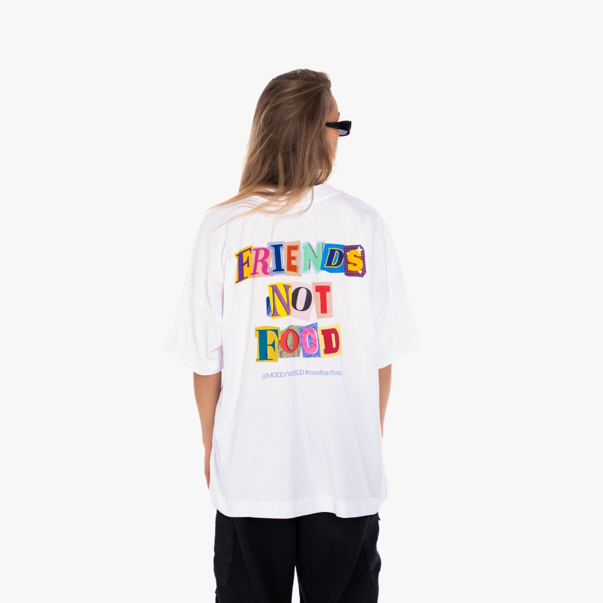'FRIENDS NOT FOOD Letter' Organic Oversize Shirt in der Farbe Black als White Nahaufnahme getragen von einem weiblichen Model