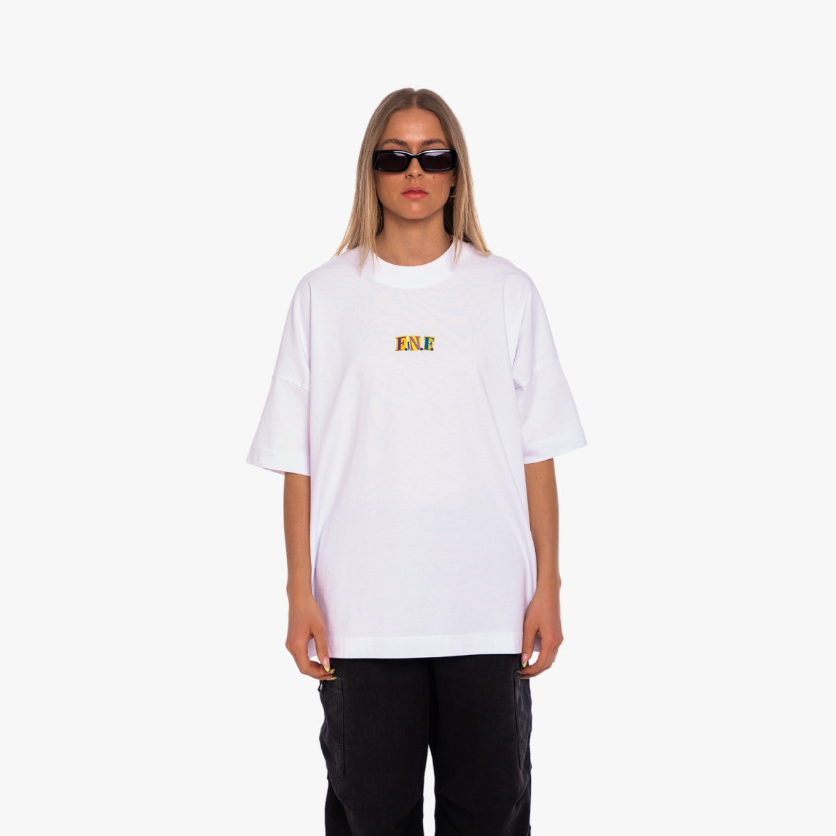 'FRIENDS NOT FOOD Letter' Organic Oversize Shirt in der Farbe White als Front Nahaufnahme getragen von einem weiblichen Model