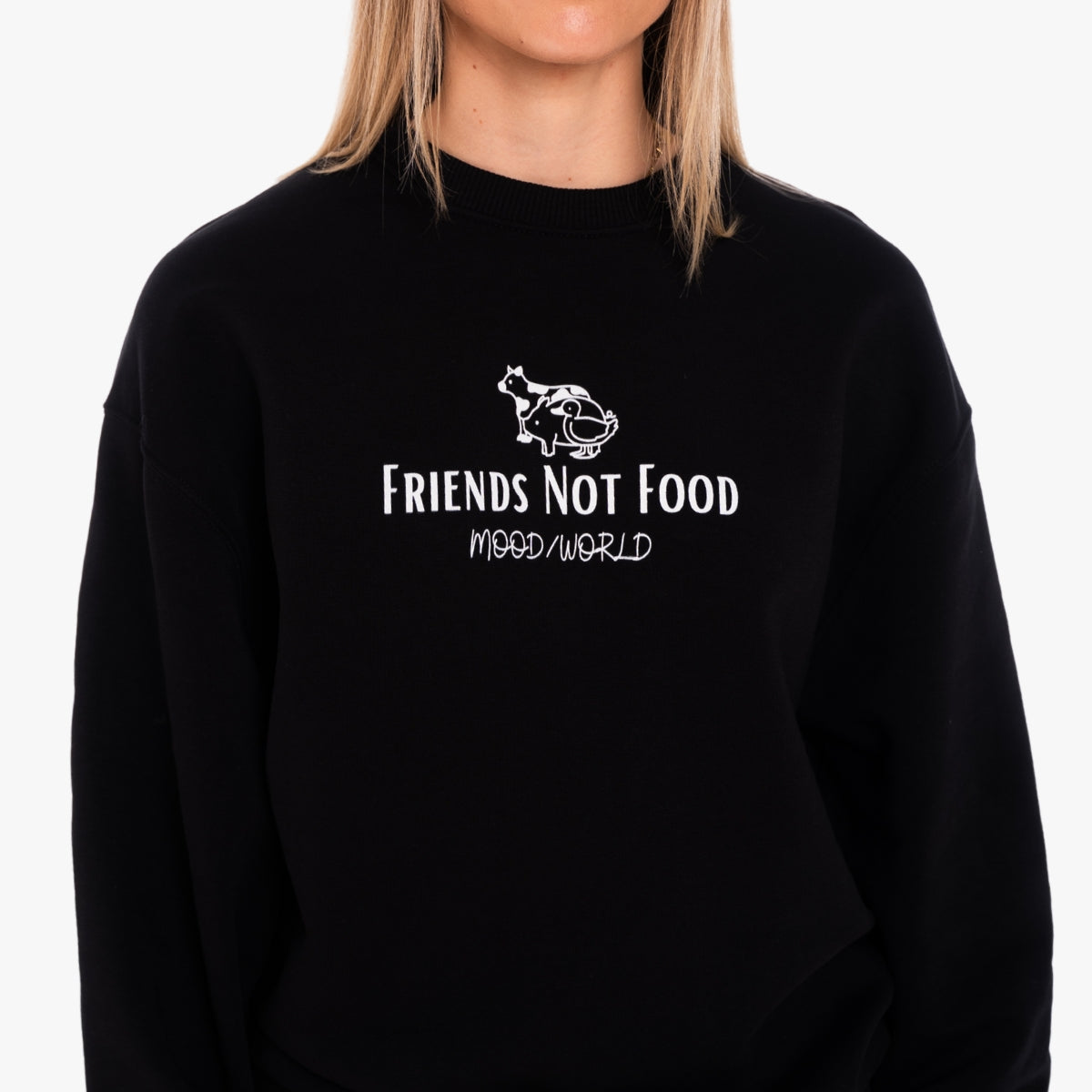 'FRIENDS NOT FOOD Signature' Organic Oversize Sweatshirt in der Farbe Black als Detail Nahaufnahme getragen von einem weiblichen Model