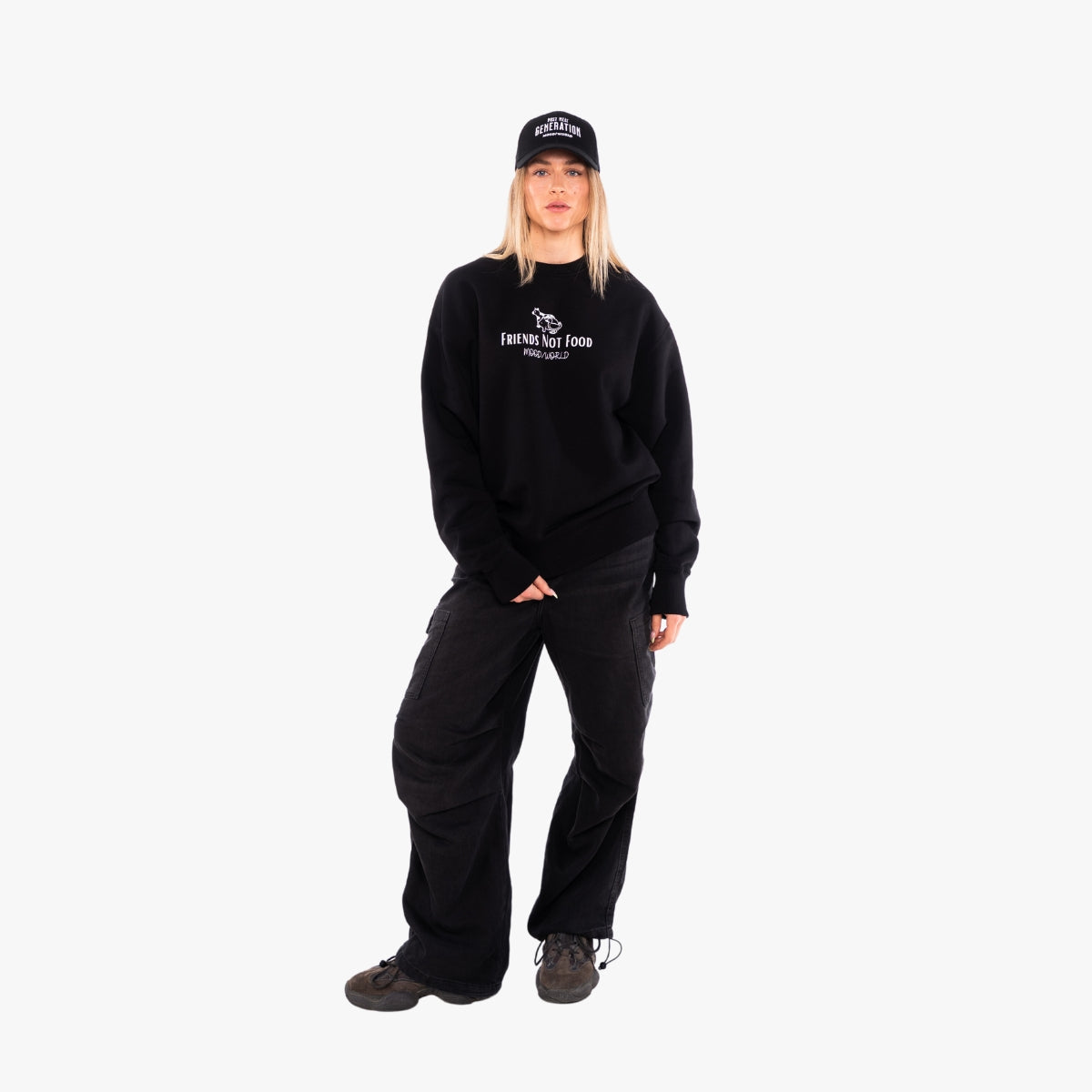 'FRIENDS NOT FOOD Signature' Organic Oversize Sweatshirt in der Farbe Black als Komplettaufnahme vom Outfit getragen von einem weiblichen Model