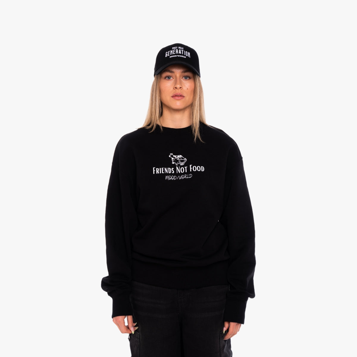 'FRIENDS NOT FOOD Signature' Organic Oversize Sweatshirt in der Farbe Black als Front Nahaufnahme getragen von einem weiblichen Model