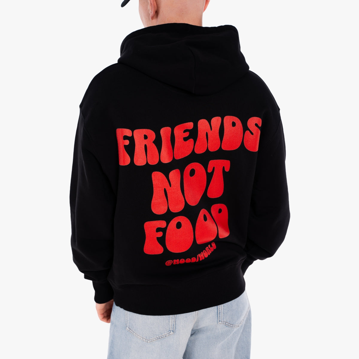 'FRIENDS NOT FOOD Wave' Organic Oversize Hoodie in der Farbe Black als Back Nahaufnahme Detail getragen von einem männlichen Model