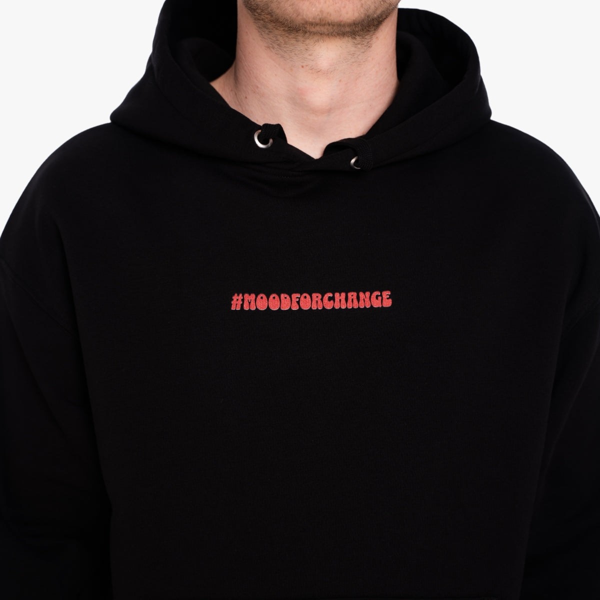 'FRIENDS NOT FOOD Wave' Organic Oversize Hoodie in der Farbe Black als Front Nahaufnahme getragen von einem männlichen Model