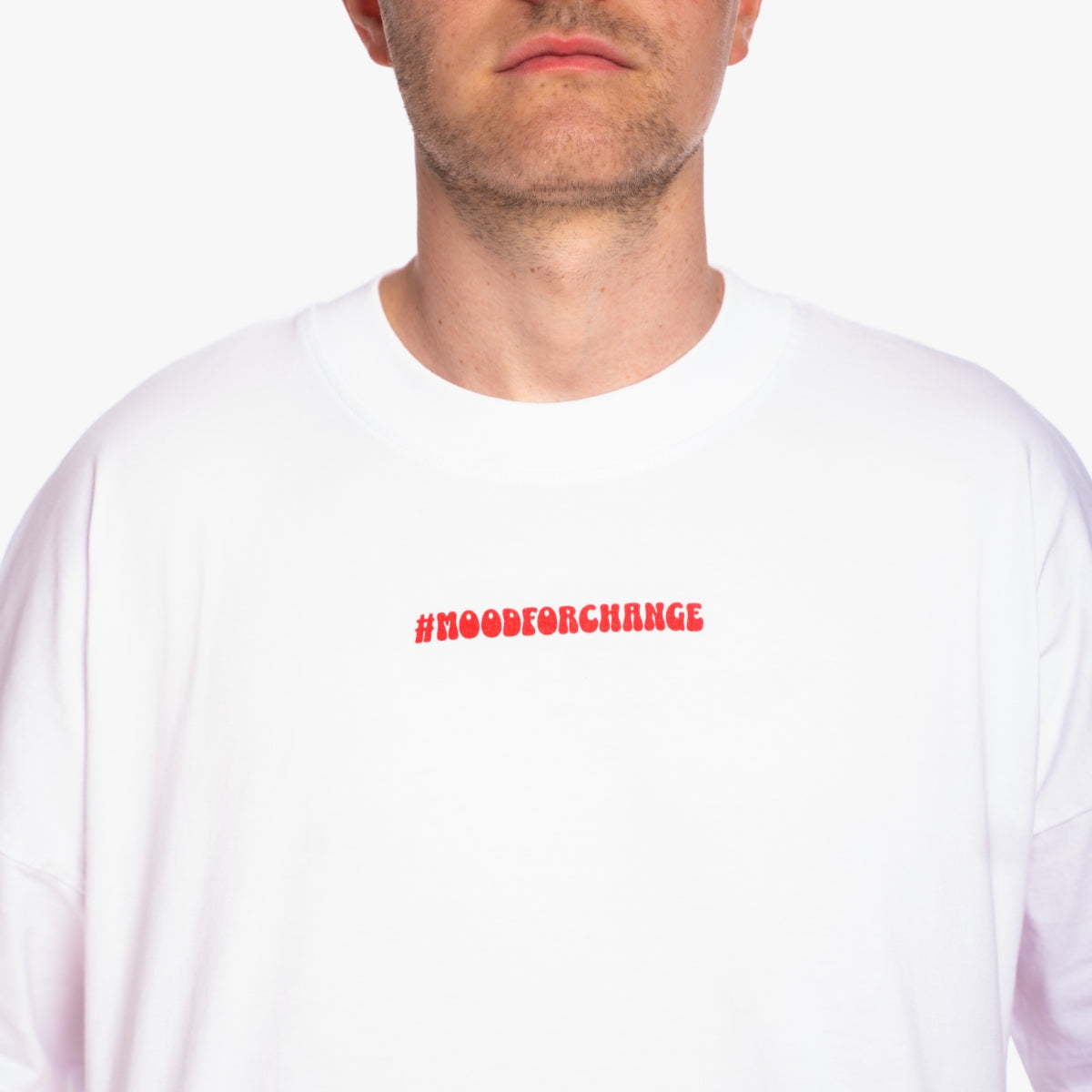 'FRIENDS NOT FOOD Wave' Organic Oversize Shirt in der Farbe White als Front Nahaufnahme getragen von einem männlichen Model