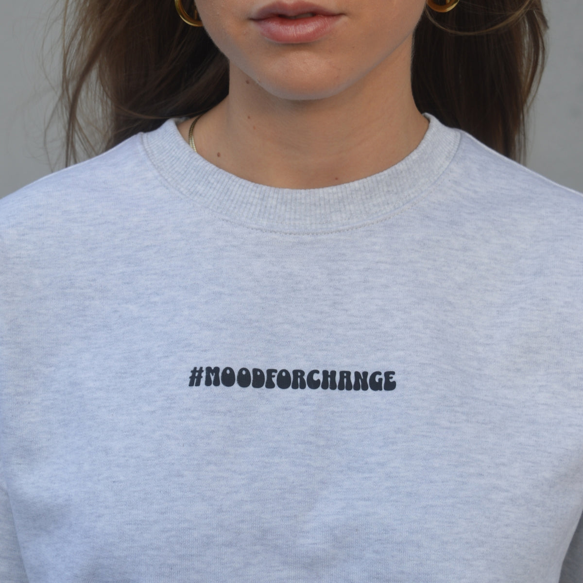 'FRIENDS NOT FOOD Wave' Organic Oversize Sweatshirt in der Farbe Cool Heather Grey als Detailaufnahme getragen von einem weiblichen Model