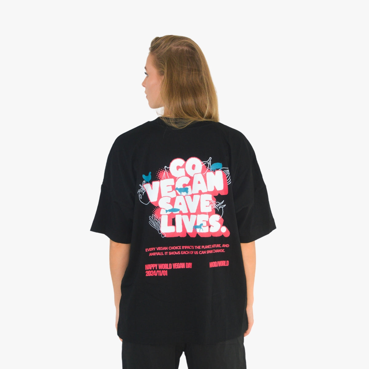 'GO VEGAN SAVE LIVES' Organic Oversize Shirt in der Farbe Black als Back Nahaufnahme getragen von einem weiblichen Model