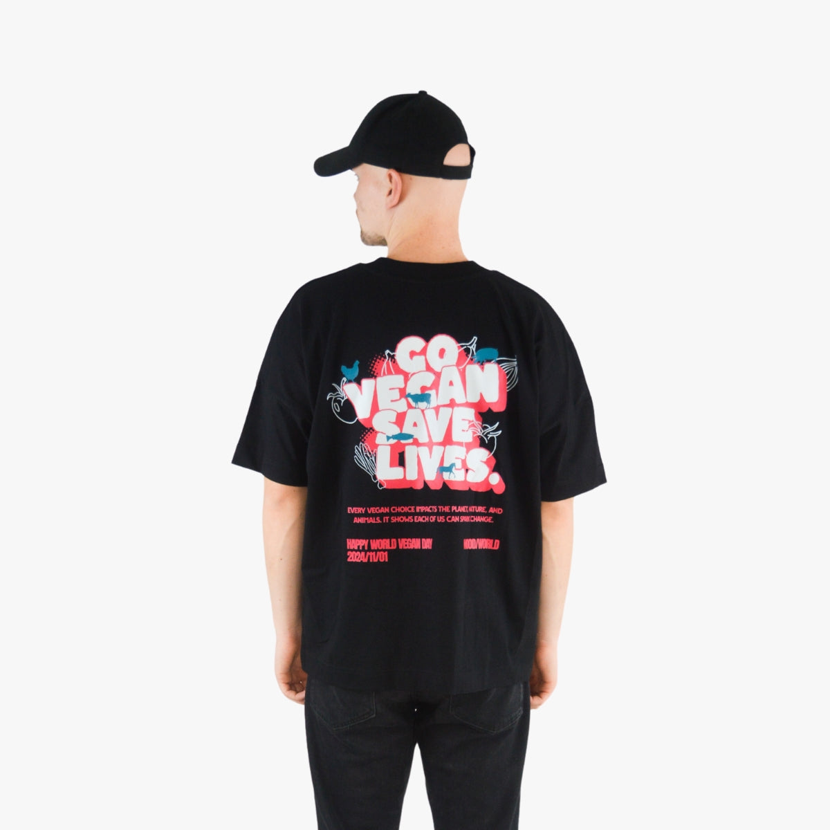 'GO VEGAN SAVE LIVES' Organic Oversize Shirt in der Farbe Black als Back Nahaufnahme getragen von einem männlichen Model