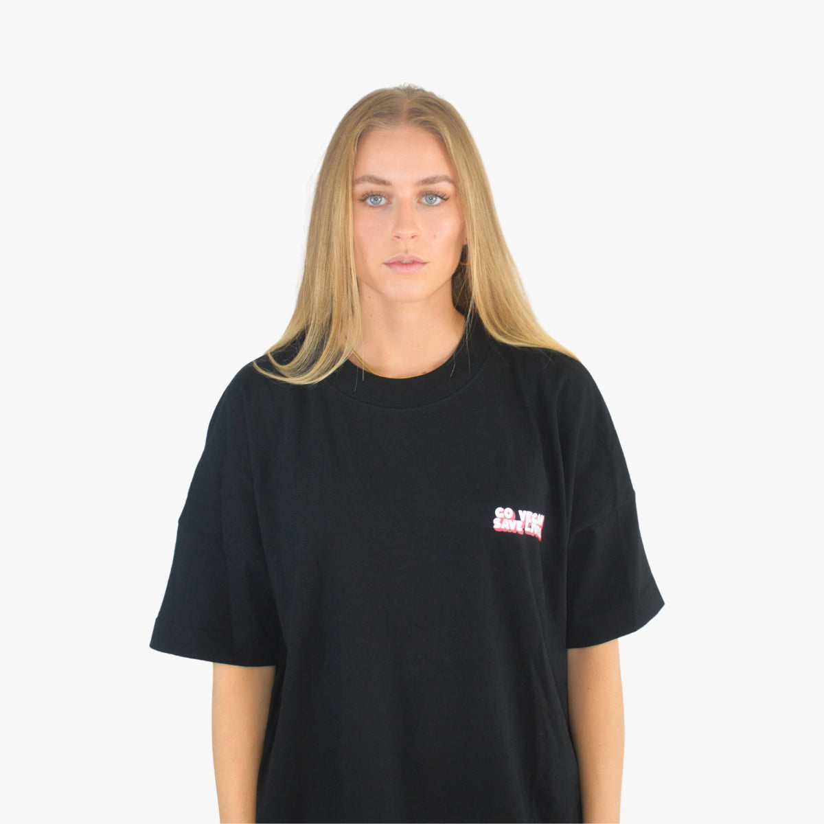 'GO VEGAN SAVE LIVES' Organic Oversize Shirt in der Farbe Black als Front Nahaufnahme getragen von einem weiblichen Model