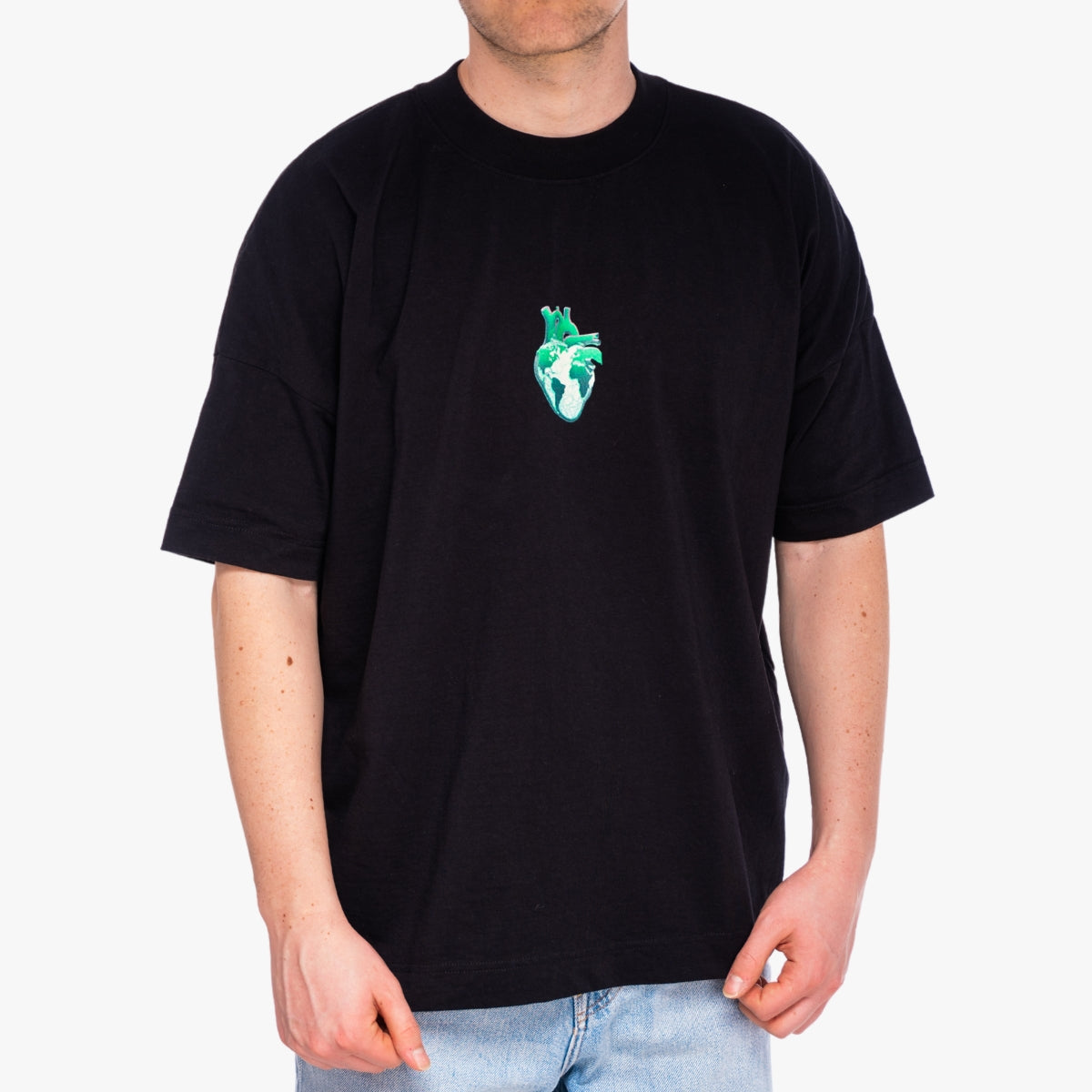 'GREEN HEART' Organic Oversize Shirt in der Farbe Black als seitliche Detail Nahaufnahme getragen von einem männlichen Model