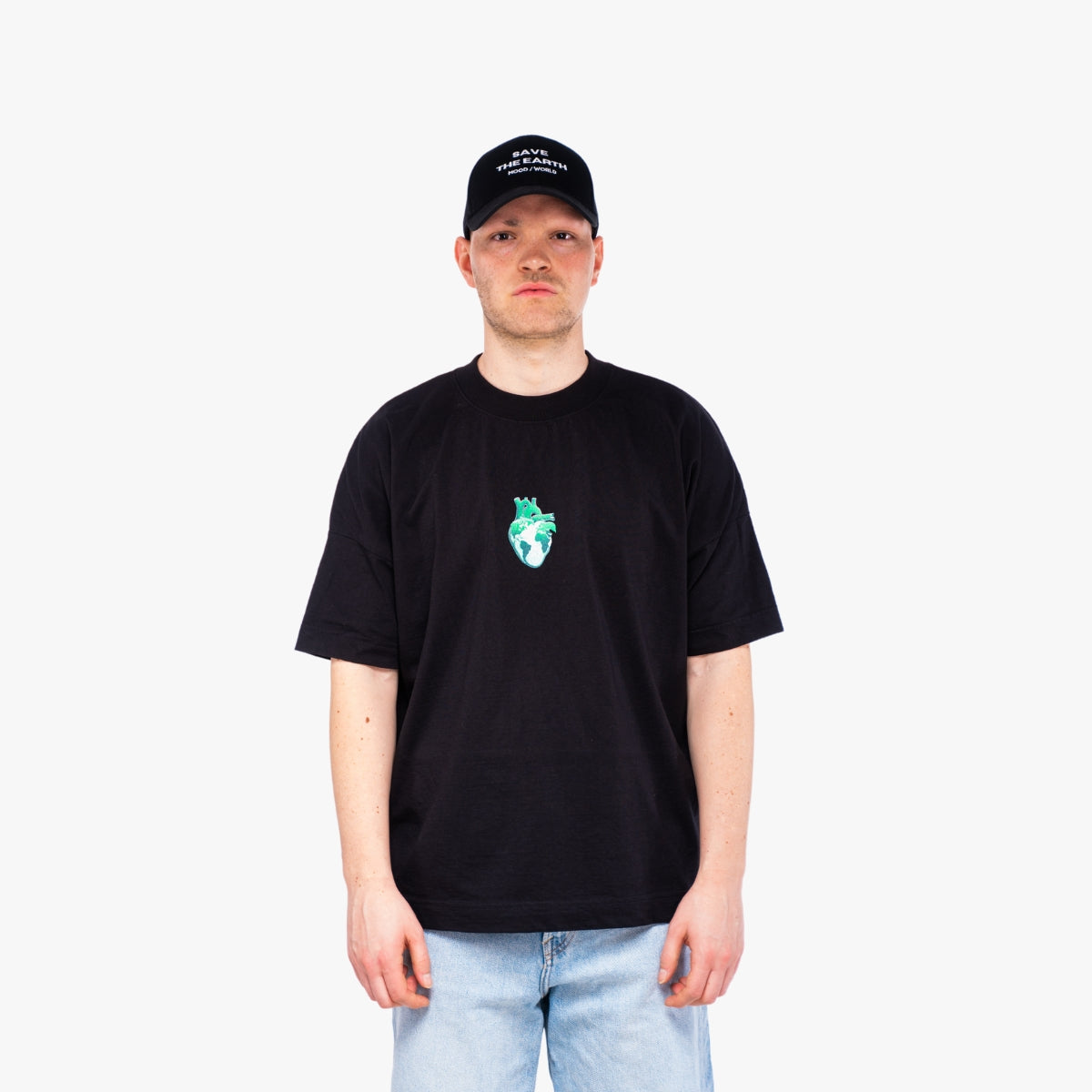 'GREEN HEART' Organic Oversize Shirt in der Farbe Black als Front Nahaufnahme getragen von einem männlichen Model