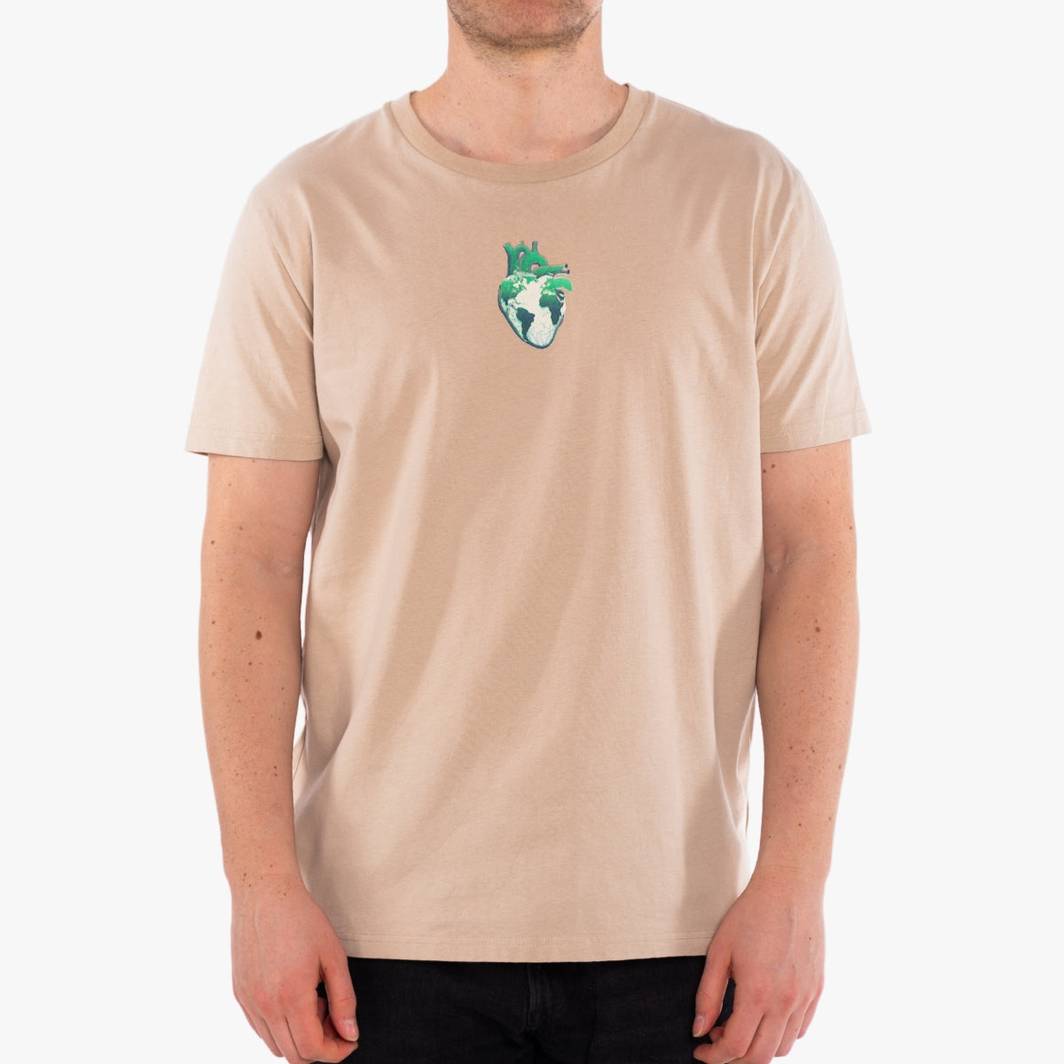 'GREEN HEART' Organic Shirt in der Farbe Desert Dust als seitliche Detail Nahaufnahme getragen von einem männlichen Model