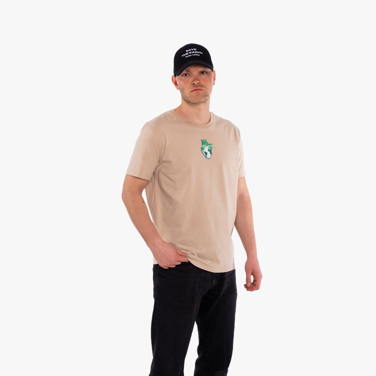 'GREEN HEART' Organic Shirt in der Farbe Desert Dust als Front Nahaufnahme getragen von einem männlichen Model