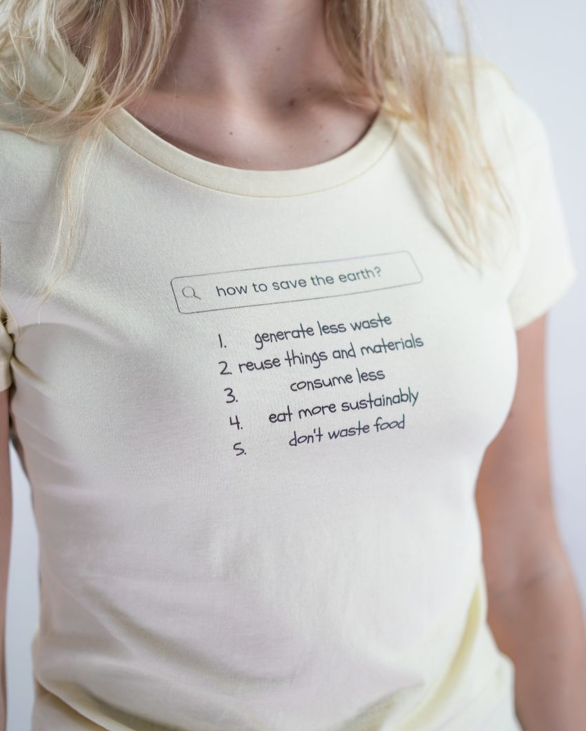 'HOW TO SAVE THE EARTH?' Ladies Organic Shirt in der Farbe Vanilla als Detail Nahaufnahme getragen von einem weiblichen Model