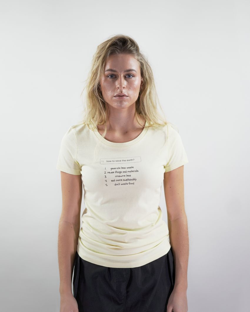 'HOW TO SAVE THE EARTH?' Ladies Organic Shirt in der Farbe Vanilla als Front Nahaufnahme getragen von einem weiblichen Model