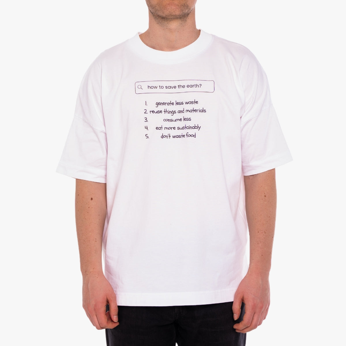 'HOW TO SAVE THE EARTH?' Organic Oversize Shirt in der Farbe White als Detail Nahaufnahme getragen von einem männlichen Model