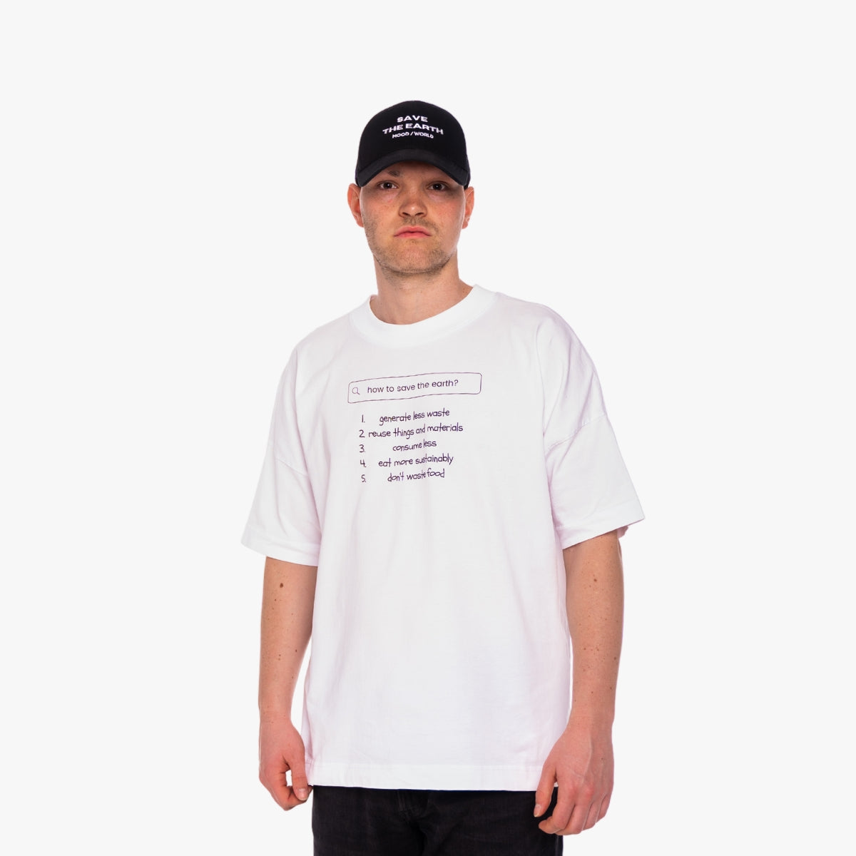'HOW TO SAVE THE EARTH?' Organic Oversize Shirt in der Farbe White als Front Nahaufnahme getragen von einem männlichen Model