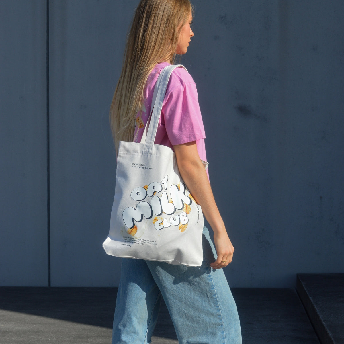 'OAT MILK CLUB' Organic Tote-Bag in der Farbe Natural als Nahaufnahme getragen von einem weiblichen Model