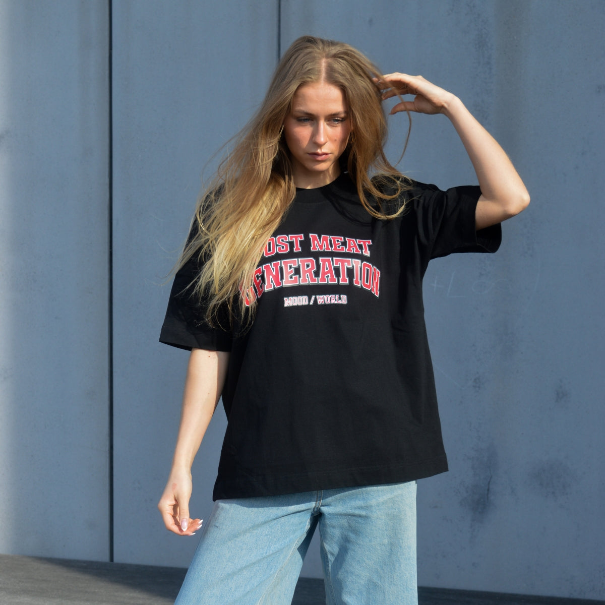 'POST MEAT GENERATION University' Organic Oversize Shirt in der Farbe Black als Frontaufnahme getragen von einem weiblichen Model