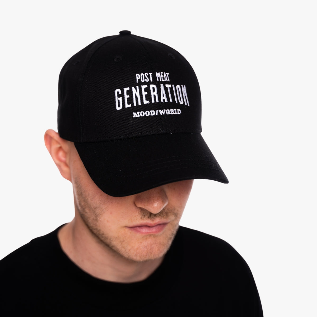 'POST MEAT GENERATION' Organic Baseball Cap in der Farbe Black als Komplettaufnahme getragen von einem männlichen Model
