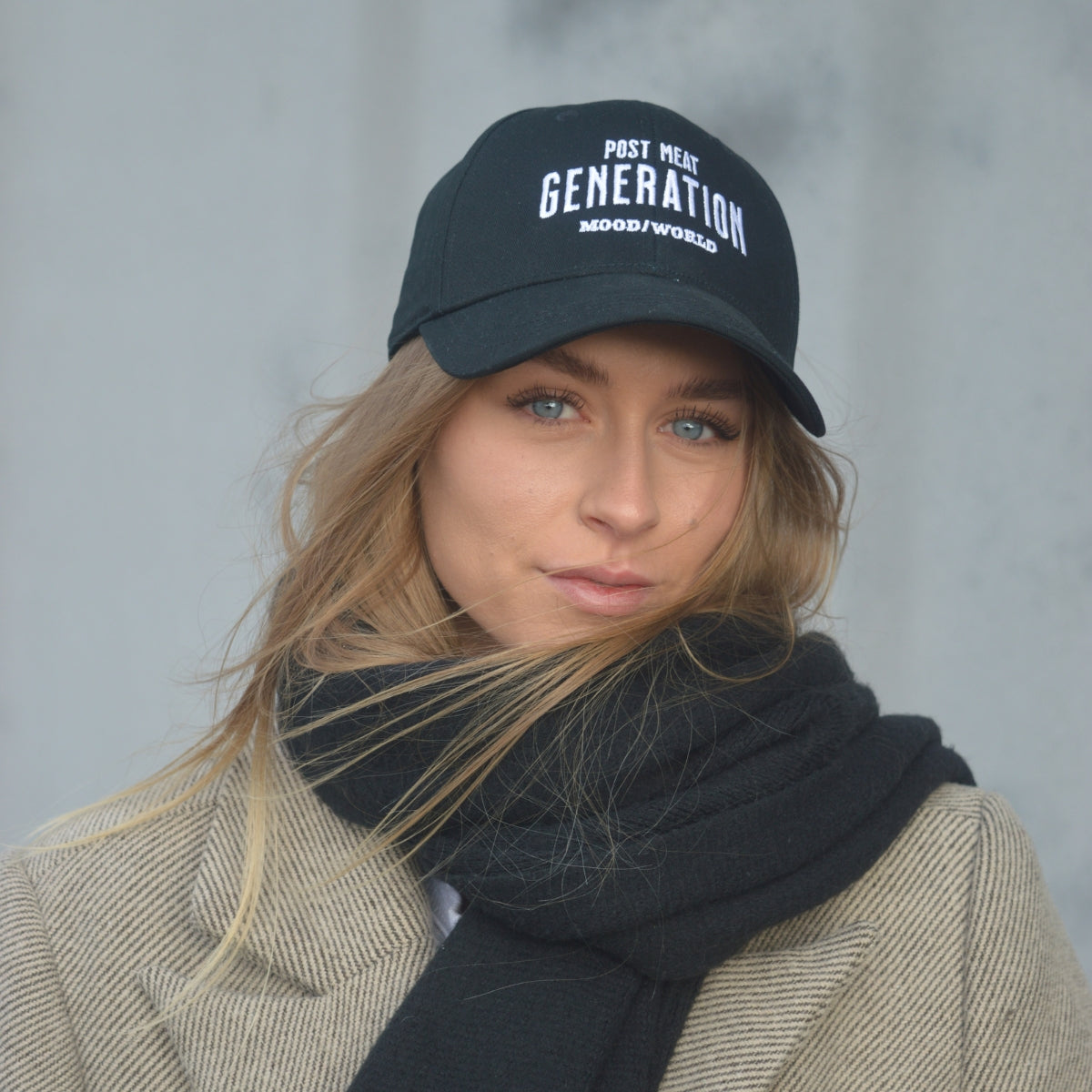 'POST MEAT GENERATION' Organic Baseball Cap in der Farbe Black als Komplettaufnahme getragen von einem weiblichen Model