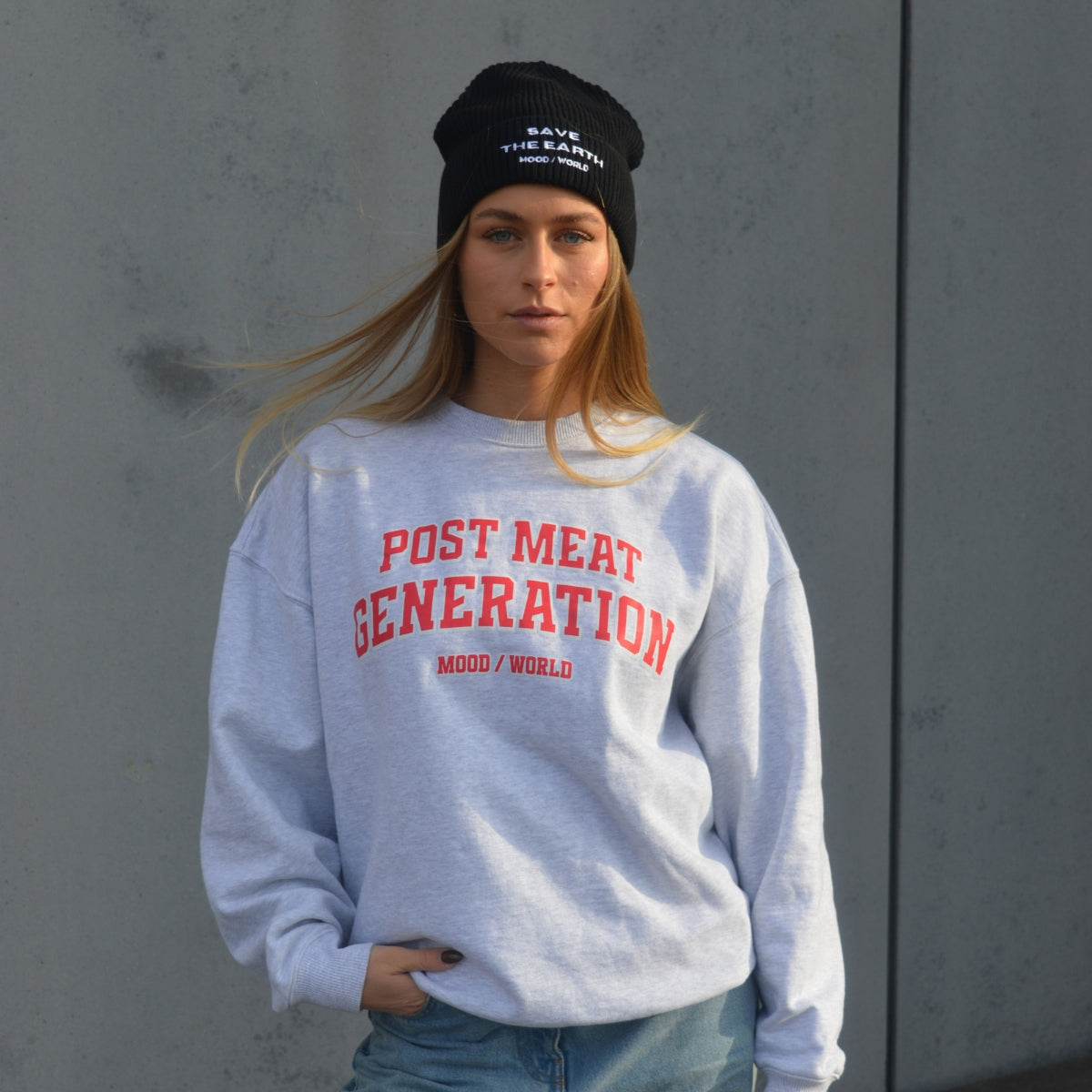 'POST MEAT GENERATION University' Organic Oversize Sweatshirt in der Farbe Cool Heather Grey als Frontaufnahme getragen von einem weiblichen Model