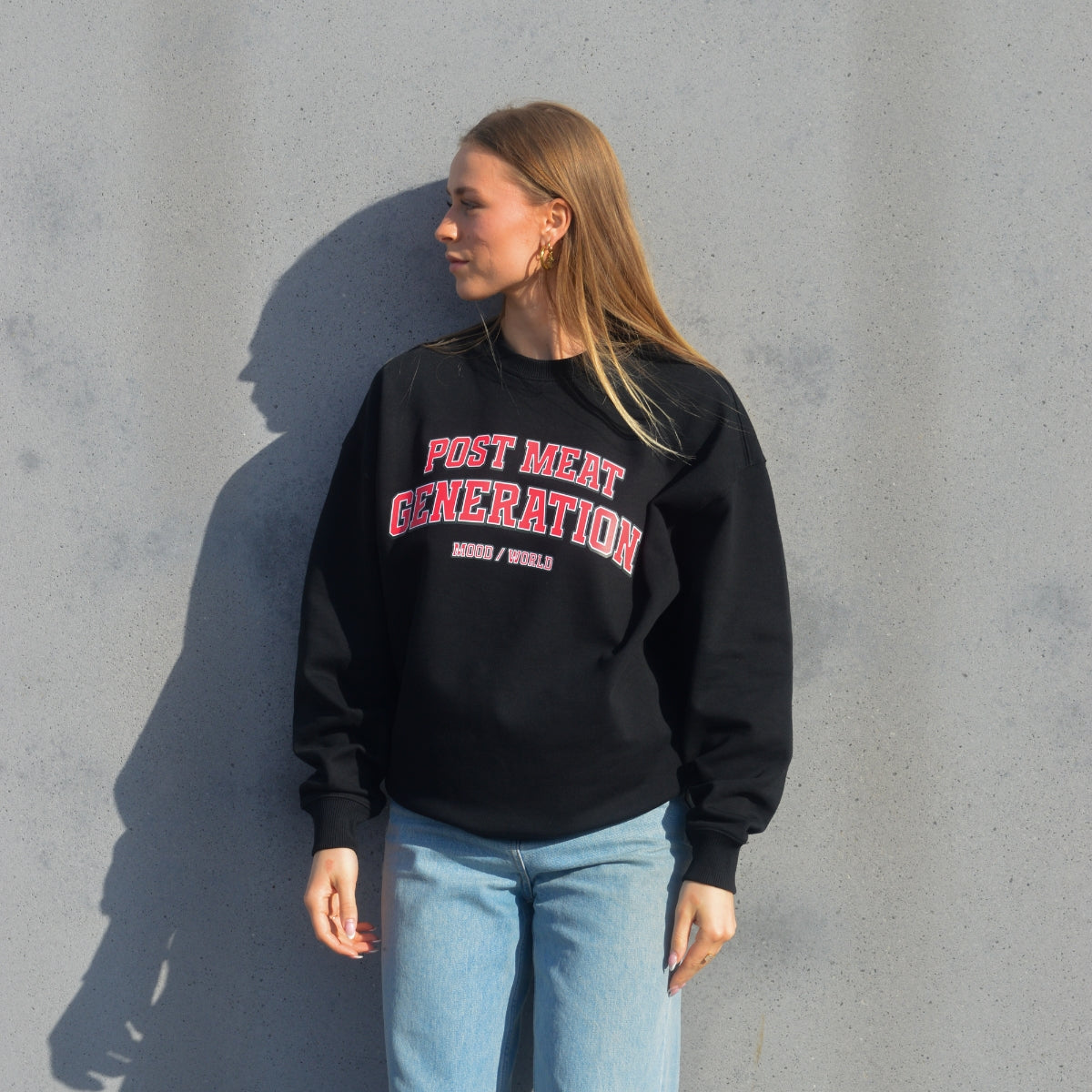 'POST MEAT GENERATION University' Organic Oversize Sweatshirt in der Farbe Black als Frontaufnahme getragen von einem weiblichen Model