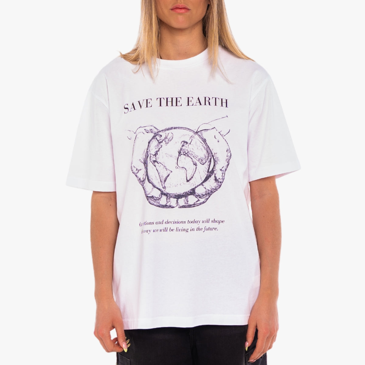 'SAVE THE EARTH B&W' Organic Relaxed Shirt in der Farbe White als Detail Nahaufnahme getragen von einem weiblichen Model