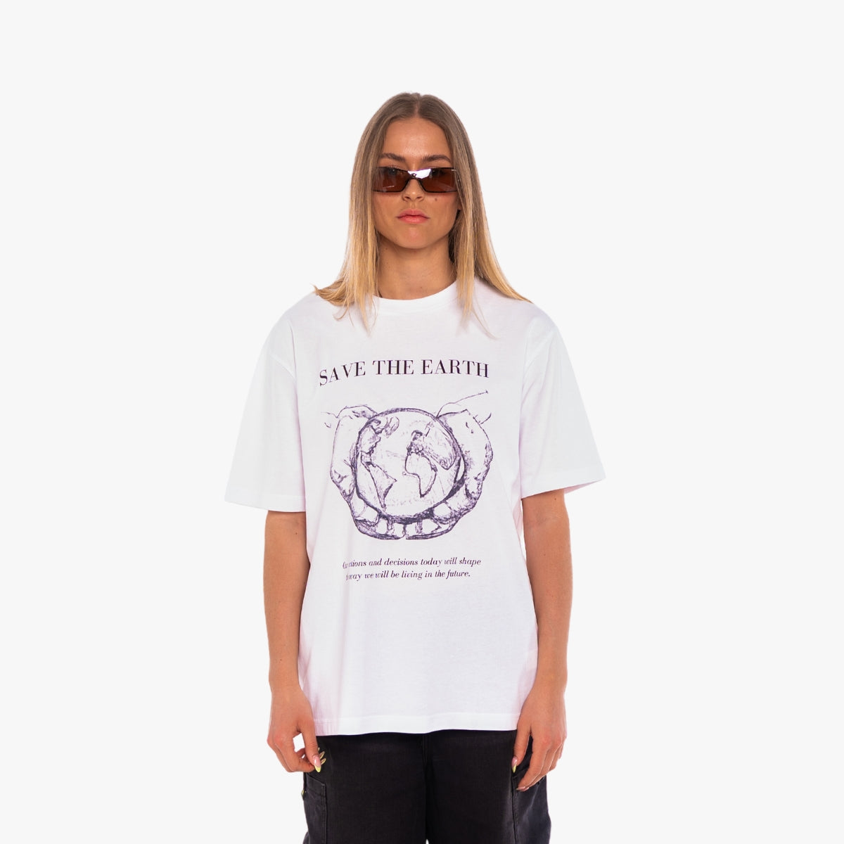 'HOW 'SAVE THE EARTH B&W' Organic Relaxed Shirt in der Farbe White als Front Nahaufnahme getragen von einem weiblichen Model