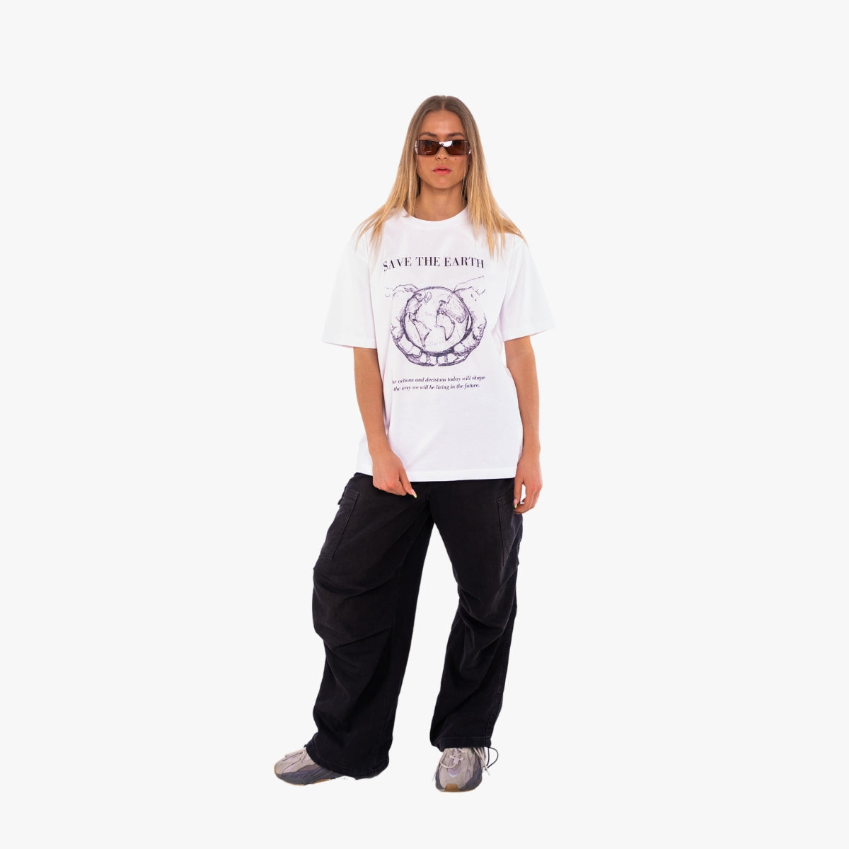 'SAVE OUR EARTH B&W' Organic Relaxed Shirt in der Farbe White als Komplettaufnahme vom Outfit getragen von einem weiblichen Model