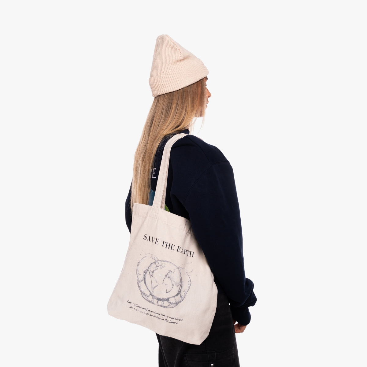 'SAVE THE EARTH B&W' Organic Tote-Bag in der Farbe Natural als Frontbild vom Model in der Hand gehalten