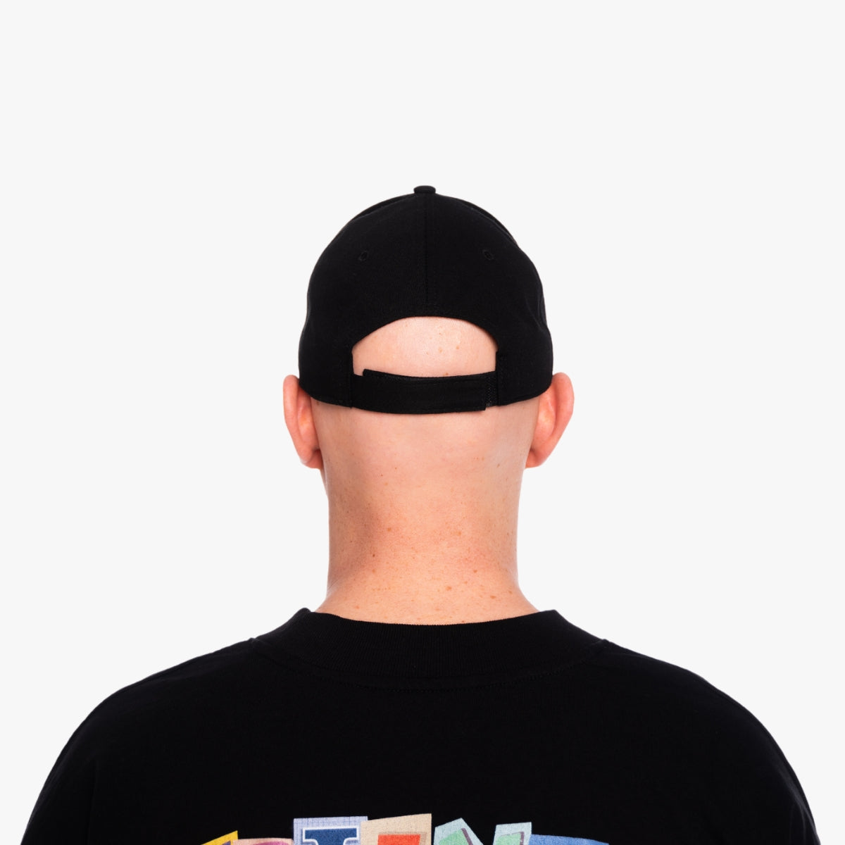 'SAVE THE EARTH' Organic Baseball Cap in der Farbe Black als Nahaufnahme von hinten, getragen von einem männlichem Model