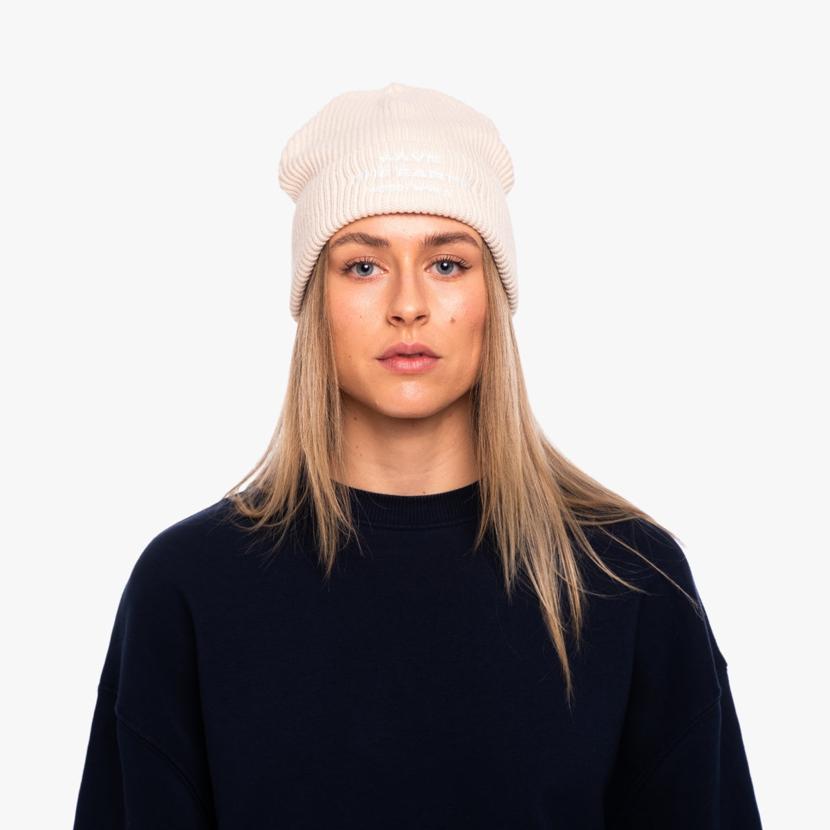 'SAVE THE EARTH' Organic Fisherman Beanie in der Farbe Natural getragen von einem weiblichen Model.
