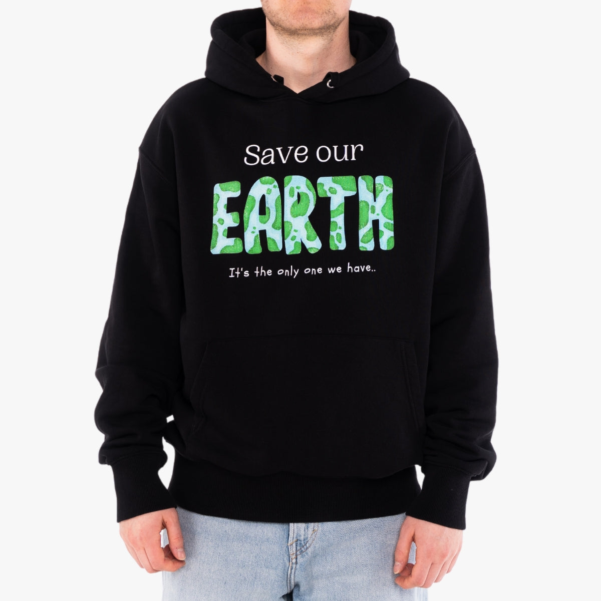 'SAVE OUR EARTH' Organic Relaxed Hoodie in der Farbe Black als Detail Nahaufnahme getragen von einem männlichen Model