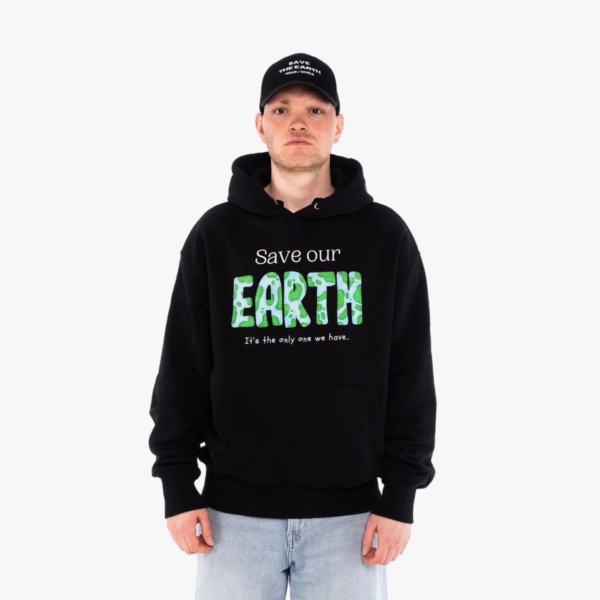 'SAVE OUR EARTH' Organic Oversize Hoodie in der Farbe Black als Front Nahaufnahme getragen von einem männlichen Model