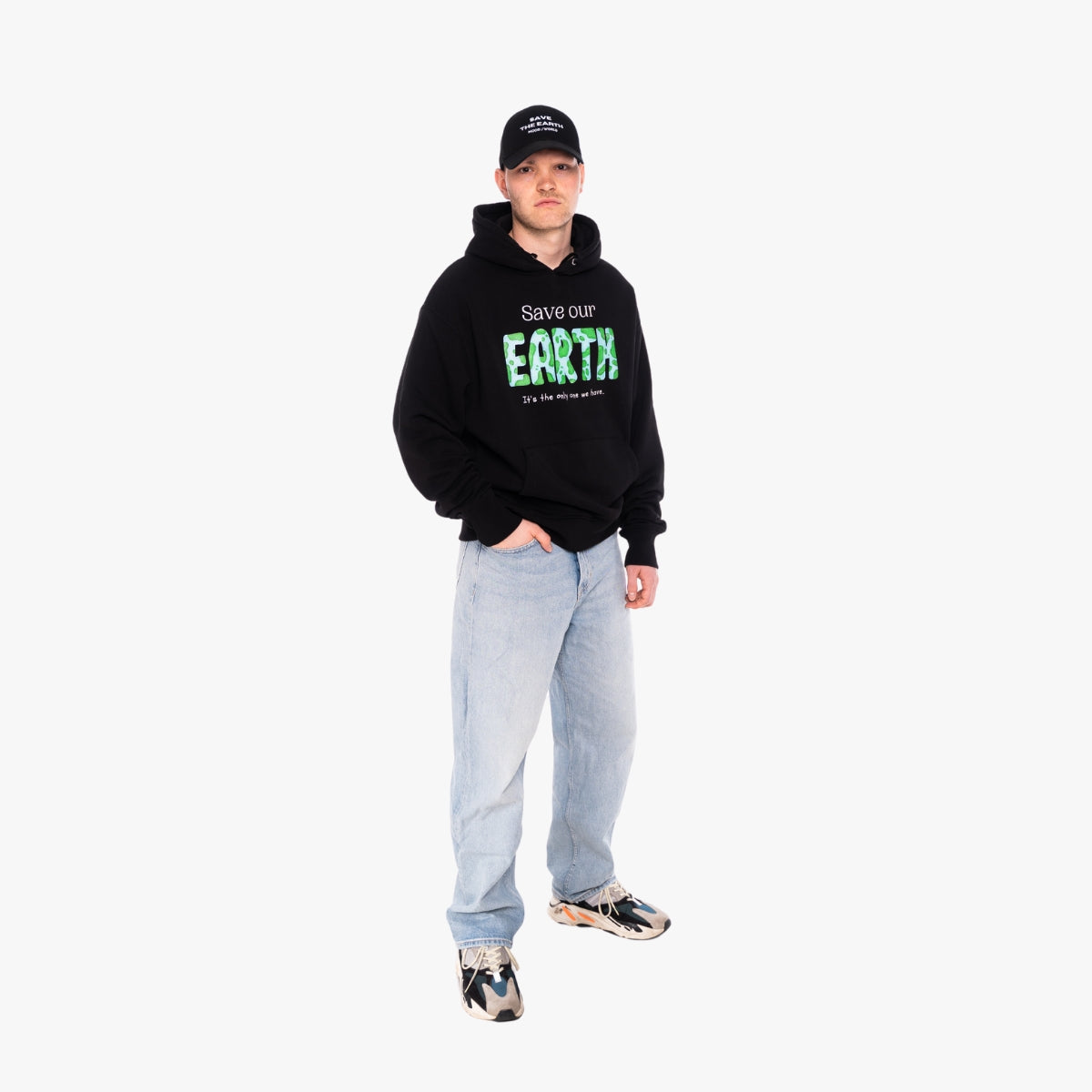 'SAVE OUR EARTH' Organic Oversize Hoodie in der Farbe Black als Komplettaufnahme vom Outfit getragen von einem männlichen Model