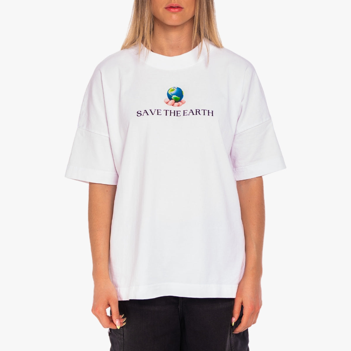'SAVE THE EARTH' Organic Oversize Shirt in der Farbe White als Detail Nahaufnahme getragen von einem weiblichen Model