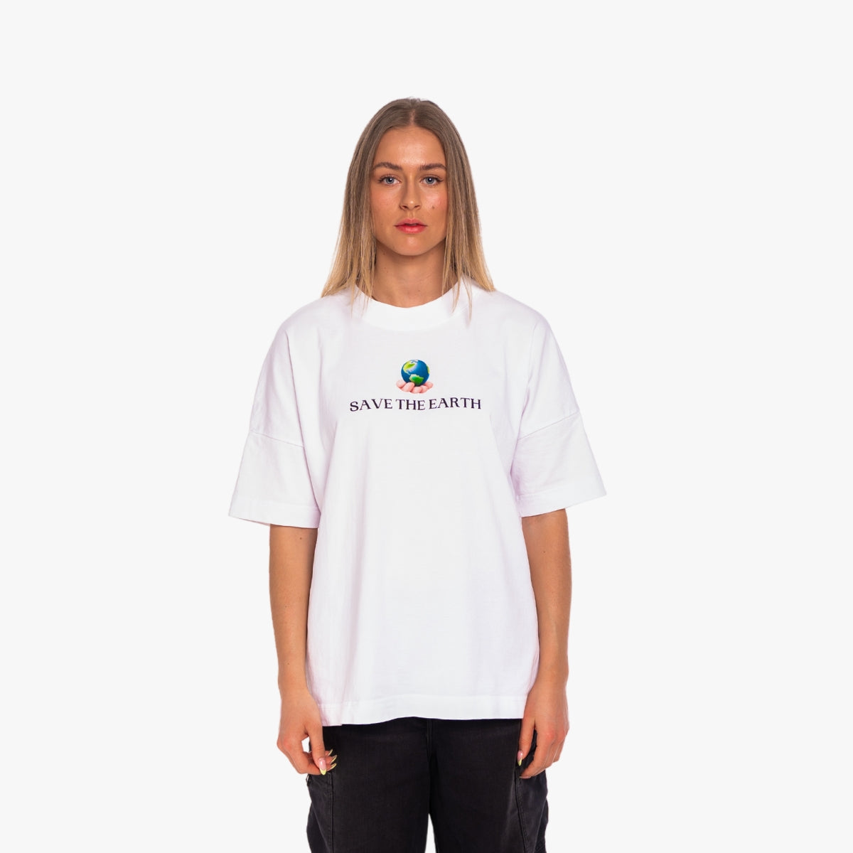 'SAVE THE EARTH' Organic Oversize Shirt in der Farbe White als Front Nahaufnahme getragen von einem weiblichen Model