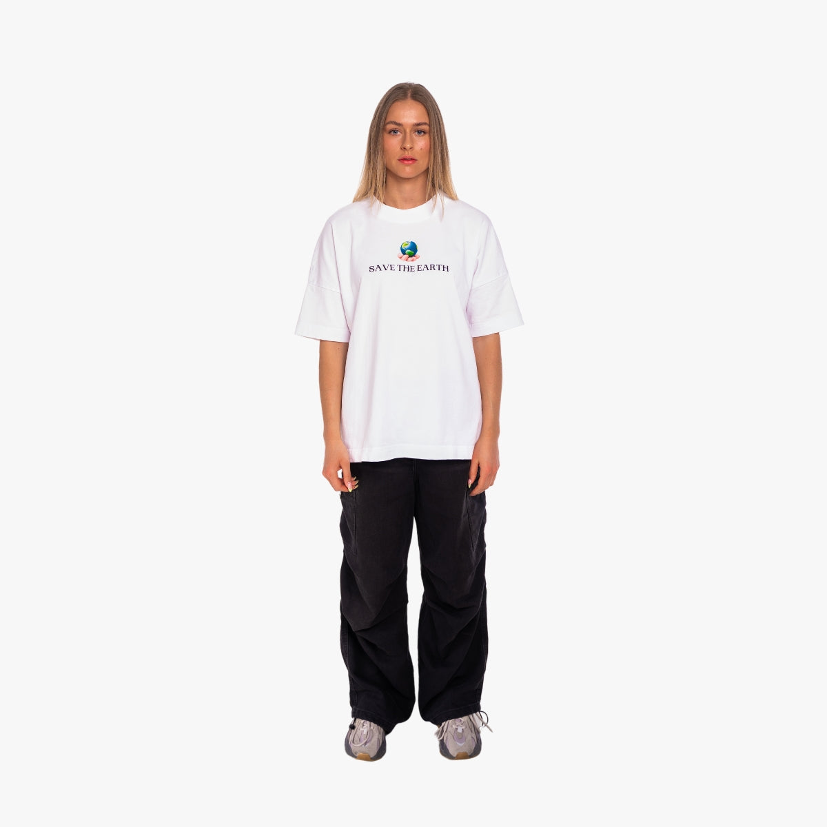 'SAVE THE EARTH' Organic Oversize Shirt in der Farbe White als Komplettaufnahme vom Outfit getragen von einem weiblichen Model