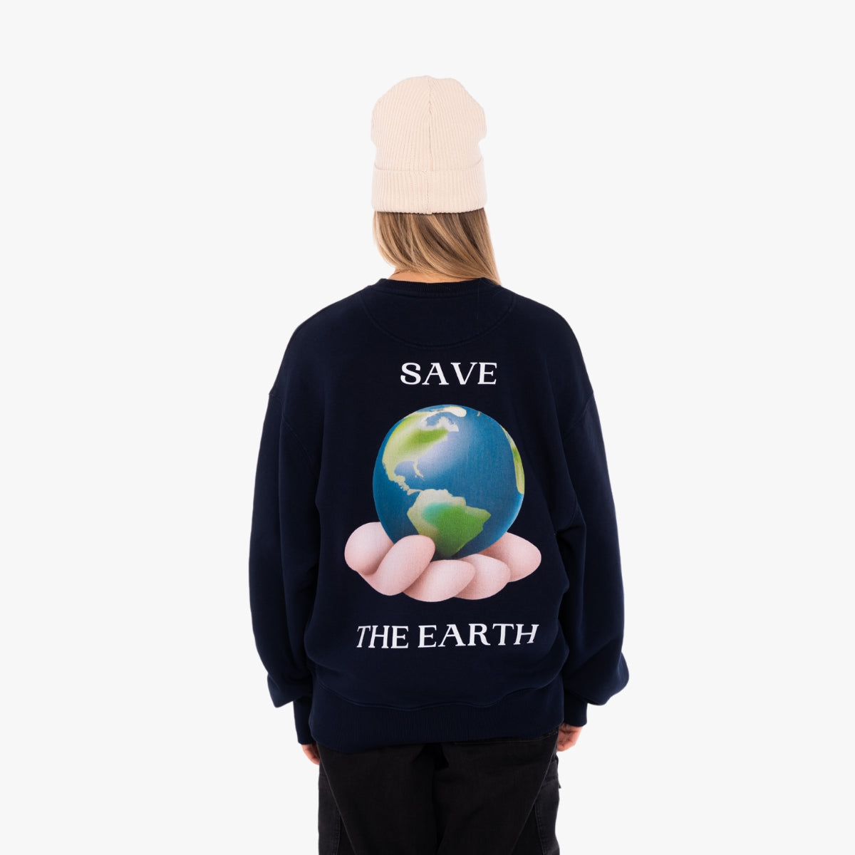 'SAVE THE EARTH' Organic Oversize Sweatshirt in der Farbe French Navy als Back Nahaufnahme getragen von einem weiblichen Model