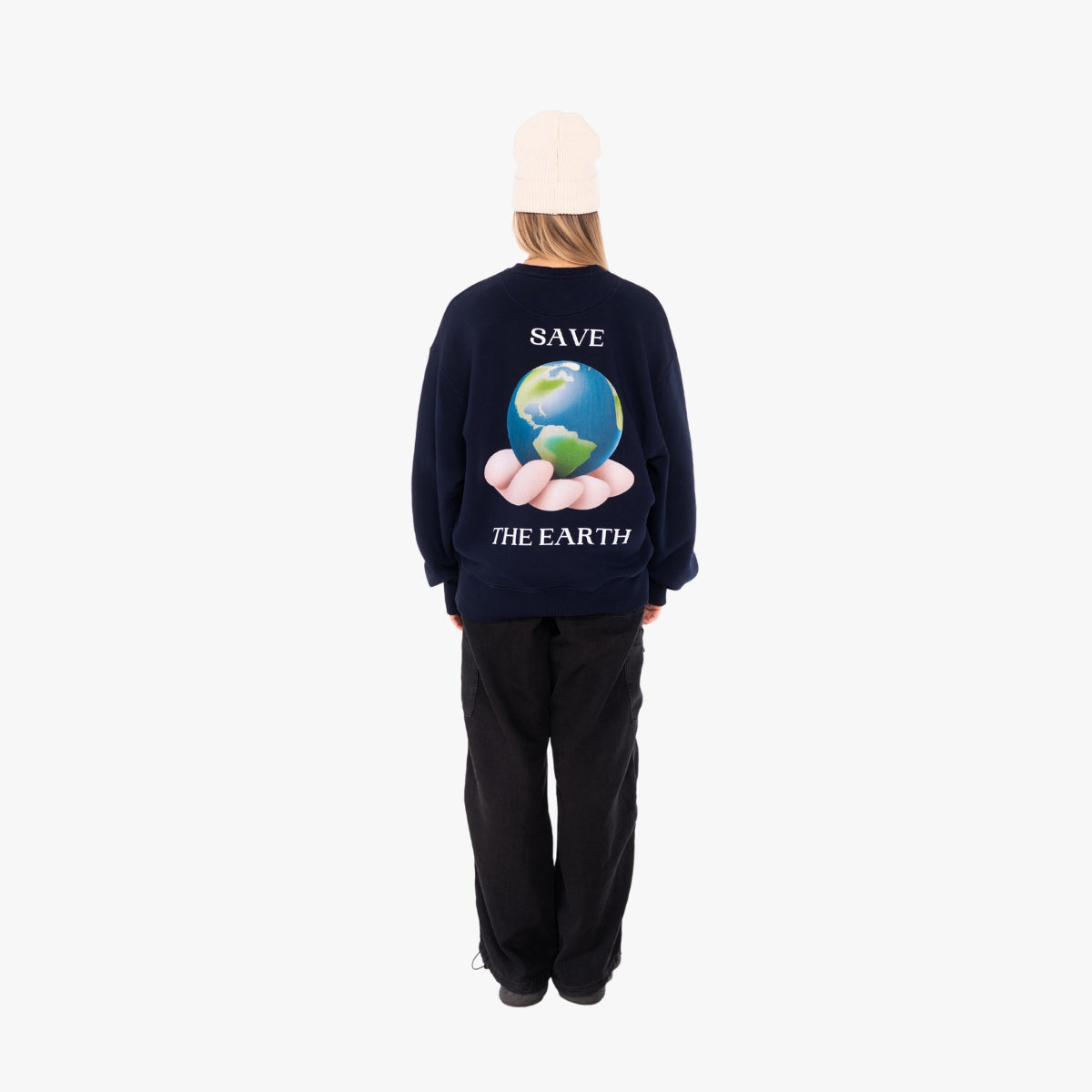 'SAVE THE EARTH' Organic Oversize Sweatshirt in der Farbe French Navy als Komplettaufnahme vom Outfit getragen von einem weiblichen Model